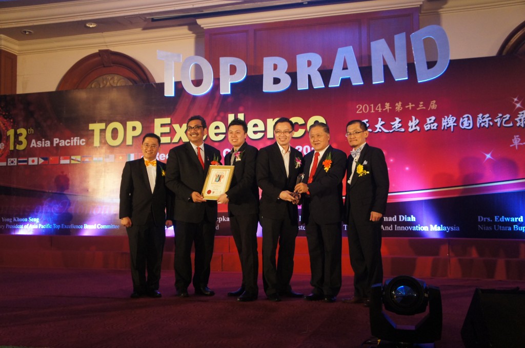 MYCiTY receiving awards from Y.B Datuk Dr. Abu Bakar Bin Mohamad Diah (Deputy Minister of Science, Technology & Innovation Malaysia);  Datuk Yong Khoon Seng (Former Minister of Works Malaysia)